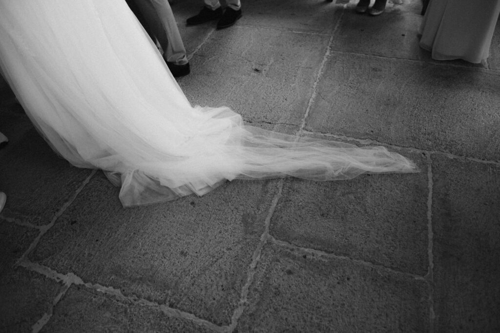 Detailaufnahme Brautschleier auf Steinboden – analoge Hochzeitsfotografie Schloss Ottersbach