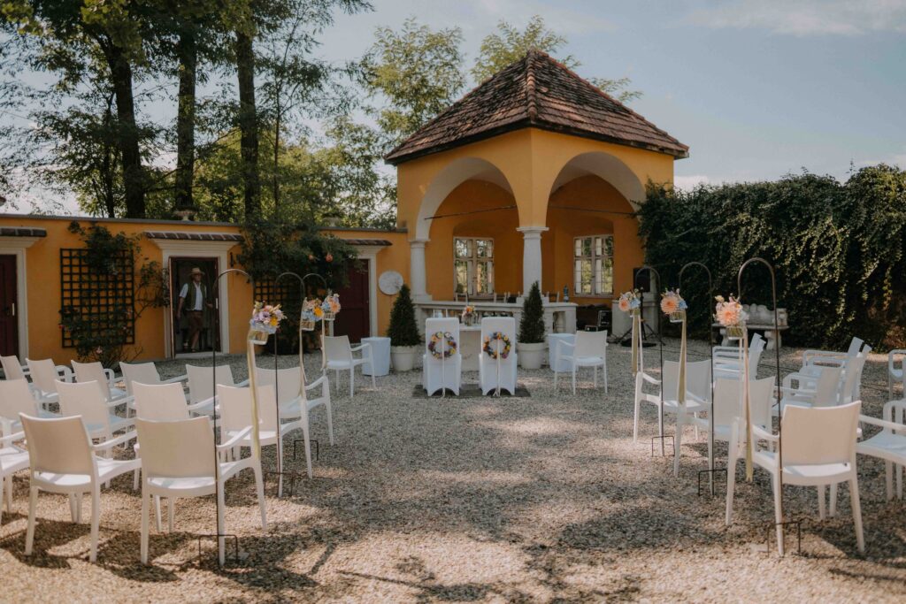 Festlich dekorierter Außenbereich im Schloss Ottersbach für die Hochzeitsfeier im Sommer