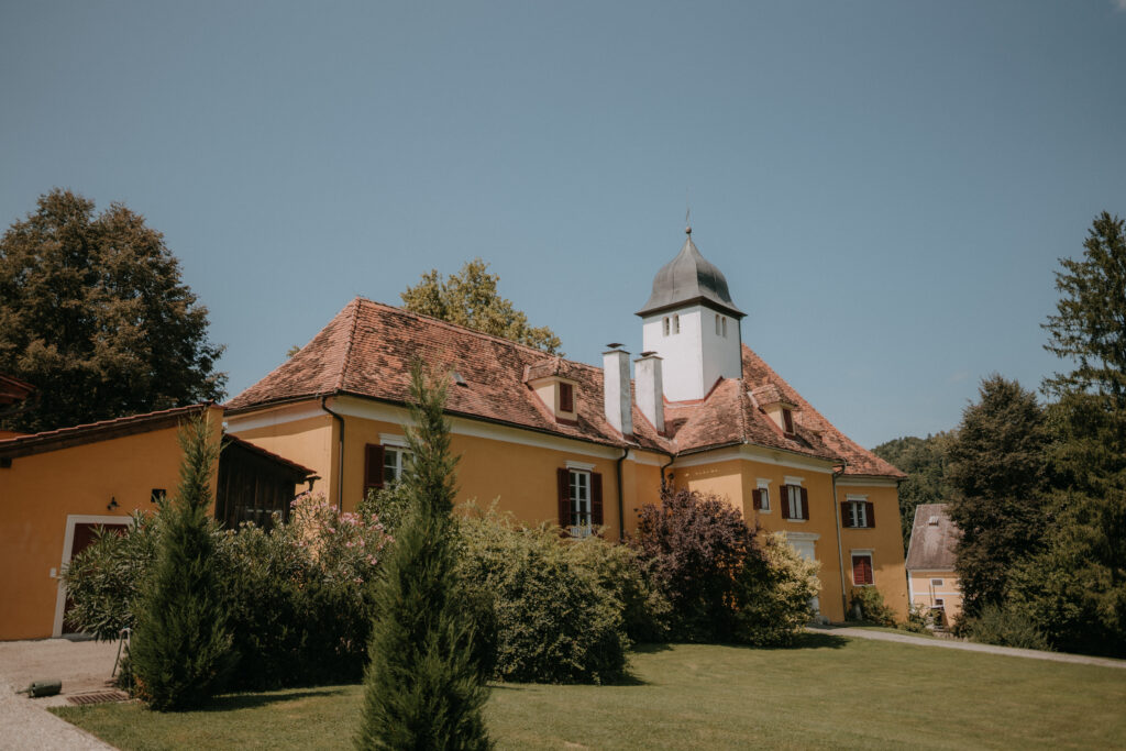 Schloss Ottersbach – historische Hochzeitslocation in der Südsteiermark mit Parkanlage und Schlossturm