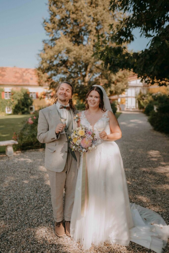 Natürliches Brautpaarportrait im Schlosspark Ottersbach – Hochzeitsfotografie Südsteiermark