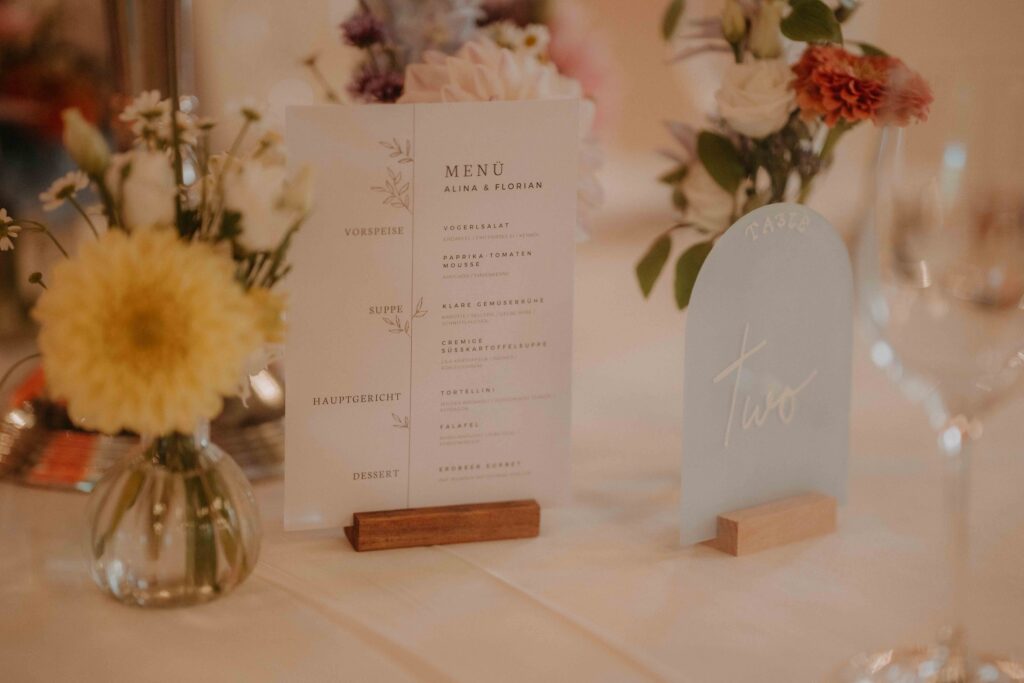 Pastellige Tischdekoration mit Sommerblumen bei einer veganen Hochzeit im Schloss Ottersbach