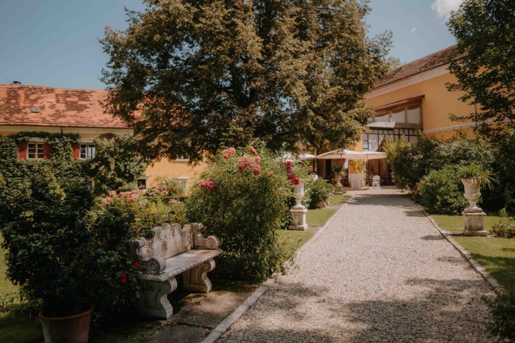 Historischer Parkweg im Schloss Ottersbach – Hochzeitslocation Südsteiermark