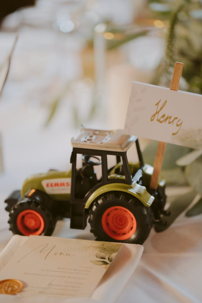 Festlich gedeckter Hochzeitstisch in der Almstube der Almwelt Austria