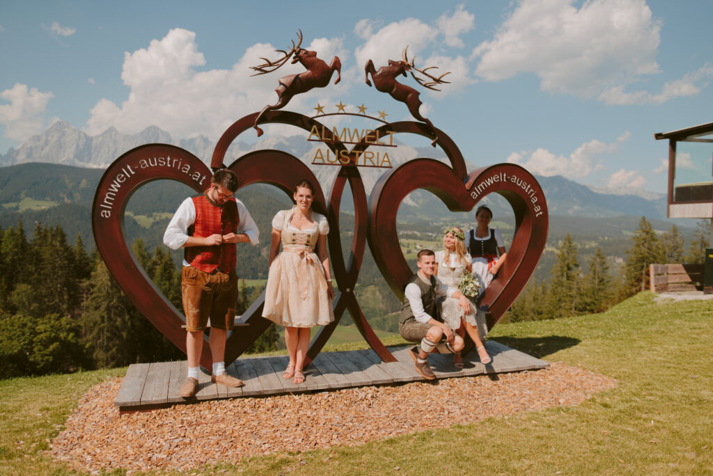 Brautpaar im Wald am Bergsee bei Trachtenhochzeit in Schladming