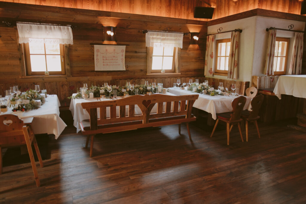 Festlich gedeckter Hochzeitstisch in der Almstube der Almwelt Austria