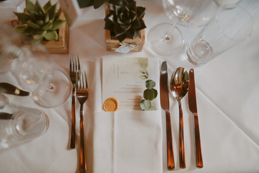 Festlich gedeckter Hochzeitstisch in der Almstube der Almwelt Austria