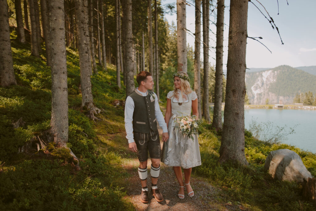Brautpaar am Bergsee bei Hochzeit Almwelt Austria in Schladming