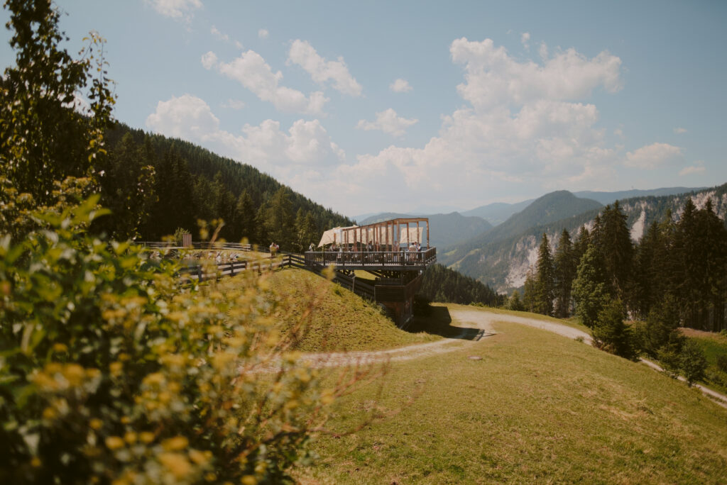 Trauungslocation der Almwelt Austria mit Bergblick