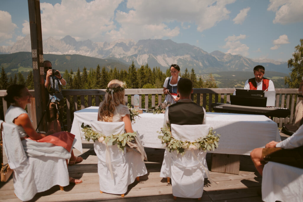 Freie Trauung auf der Almwelt Austria mit Dachstein Panorama