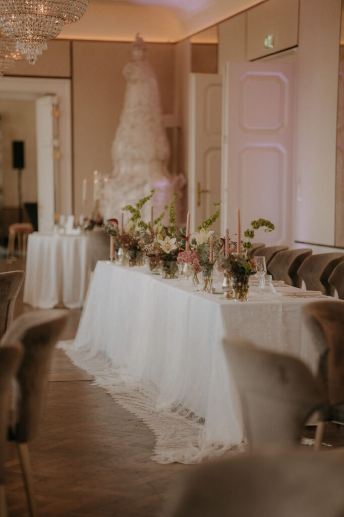 Brautpaartisch im Saal des Aiola im Schloss mit Kristallluster