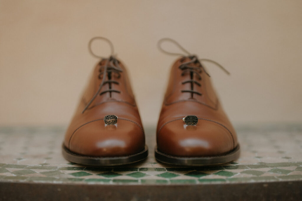 Braune Oxfords des Bräutigams mit Manschettenknöpfen