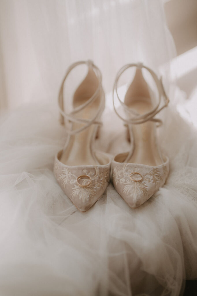 Brautschuhe auf Brautkleid – Getting Ready Hochzeit Aiola im Schloss Graz