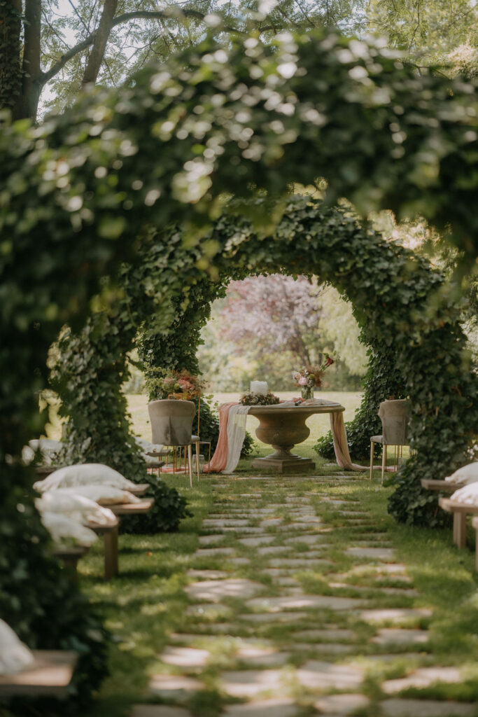 Efeubogen im Garten des Aiola im Schloss Graz – Trauung im Freien