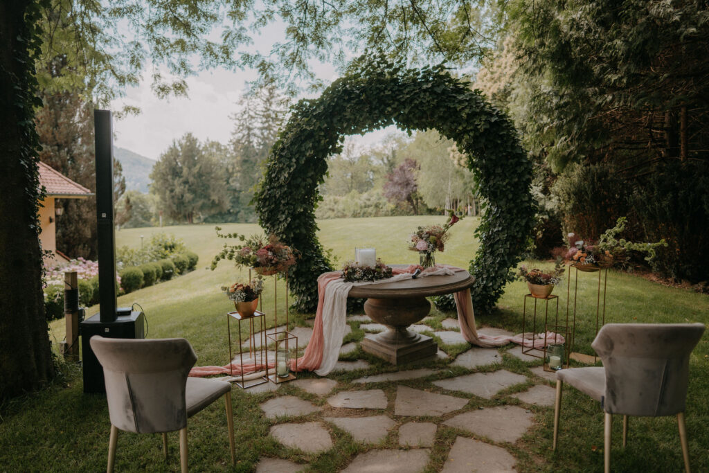 Runder Efeubogen mit Blumendeko – Hochzeit Aiola im Schloss Graz