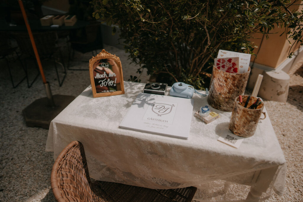 Gästebuch-Tisch mit Sofortbildkamera und Spiegel – Hochzeit Aiola im Schloss Graz