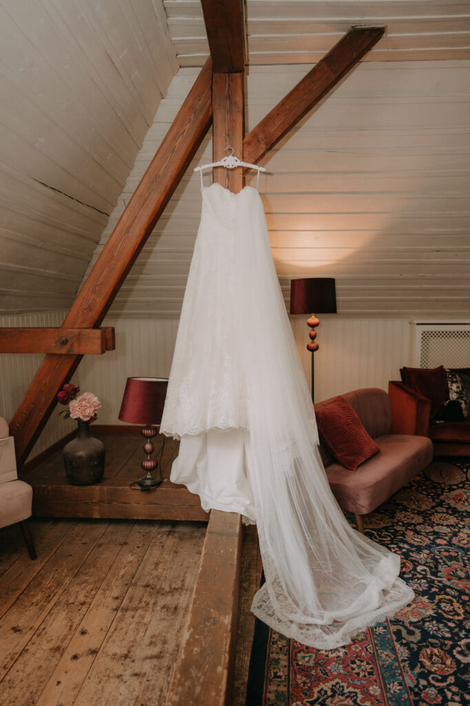 Brautkleid hängt im Dachzimmer des Aiola im Schloss Graz
