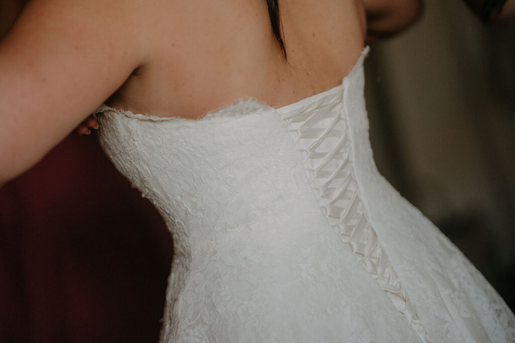Detailaufnahme Spitze am Brautkleid