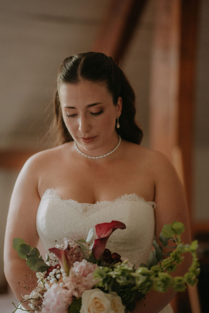 Braut Daniela im Brautkleid mit Strauß – Hochzeit Aiola im Schloss Graz