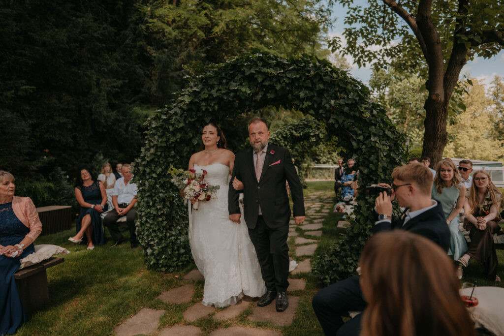 Braut Daniela wird von ihrem Vater zum Altar geführt – Hochzeit Aiola Graz