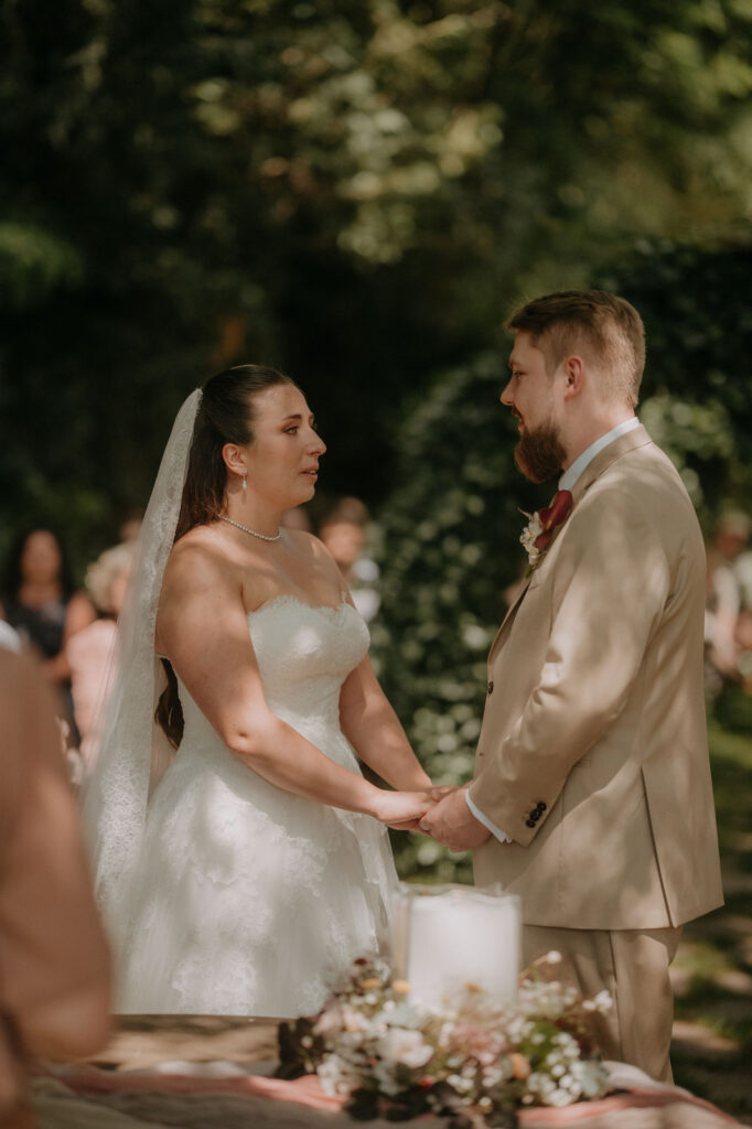 Brautpaar hält Hände während der freien Trauung – Hochzeit Aiola im Schloss Graz