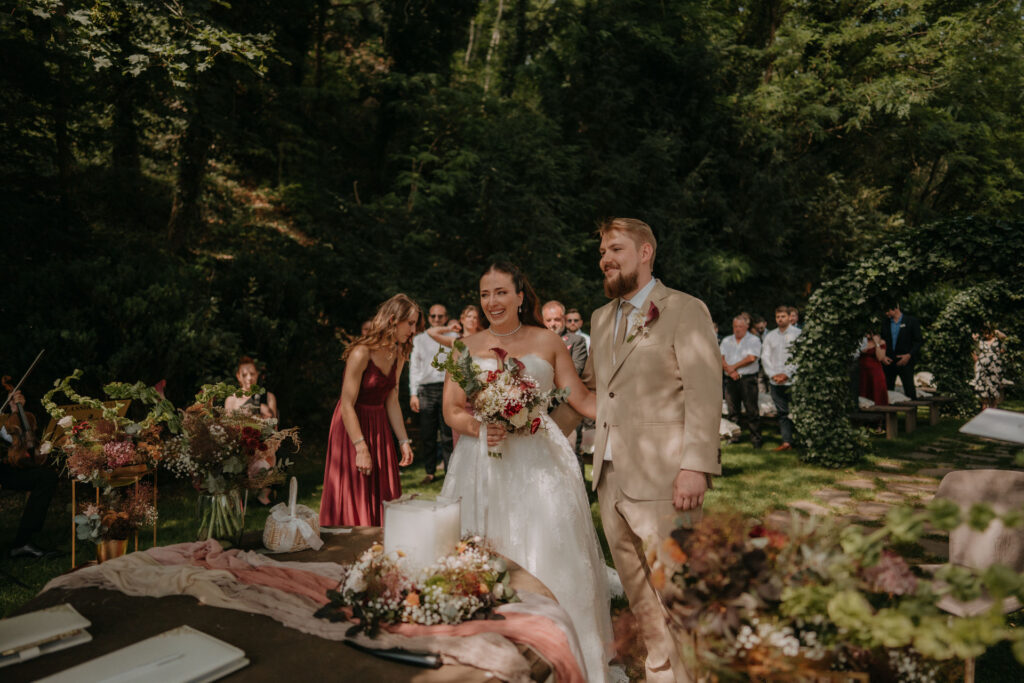 Brautpaar strahlt nach der Trauung – Hochzeit Aiola im Schloss Graz