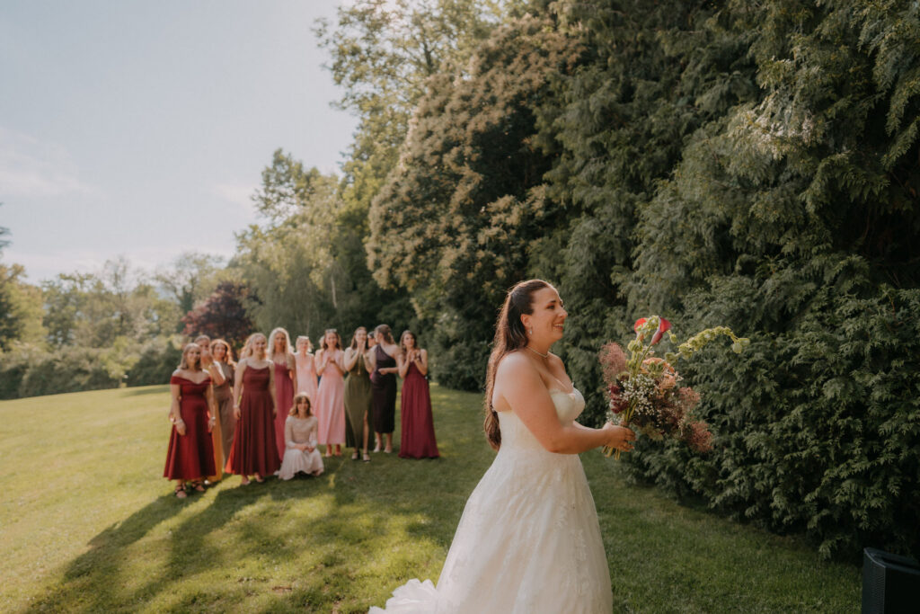 Brautstrauß werfen im Garten – Hochzeit Aiola im Schloss Graz