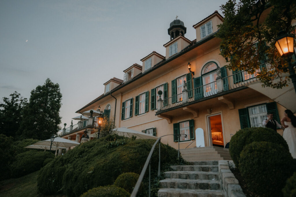 Aiola im Schloss Graz im Abenddämmer mit Laternen