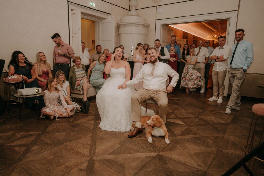Gruppenfoto Hochzeitsgesellschaft mit Hund – Hochzeit Aiola Graz
