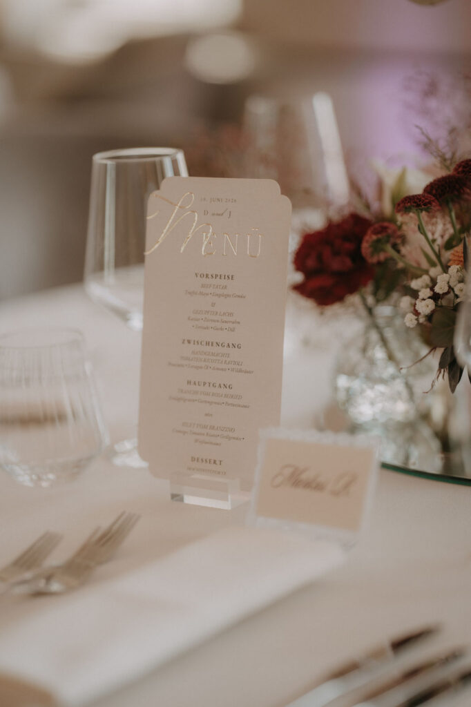 Menükarte mit Goldprägung und Blumendeko – Hochzeit Aiola im Schloss Graz