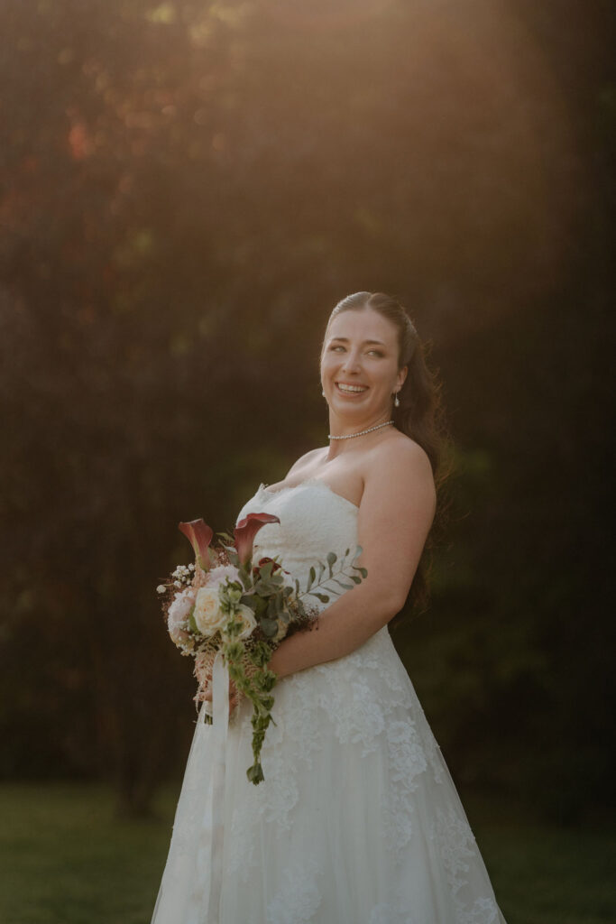 Braut Daniela lacht in die Kamera im goldenen Abendlicht – Hochzeit Aiola Graz