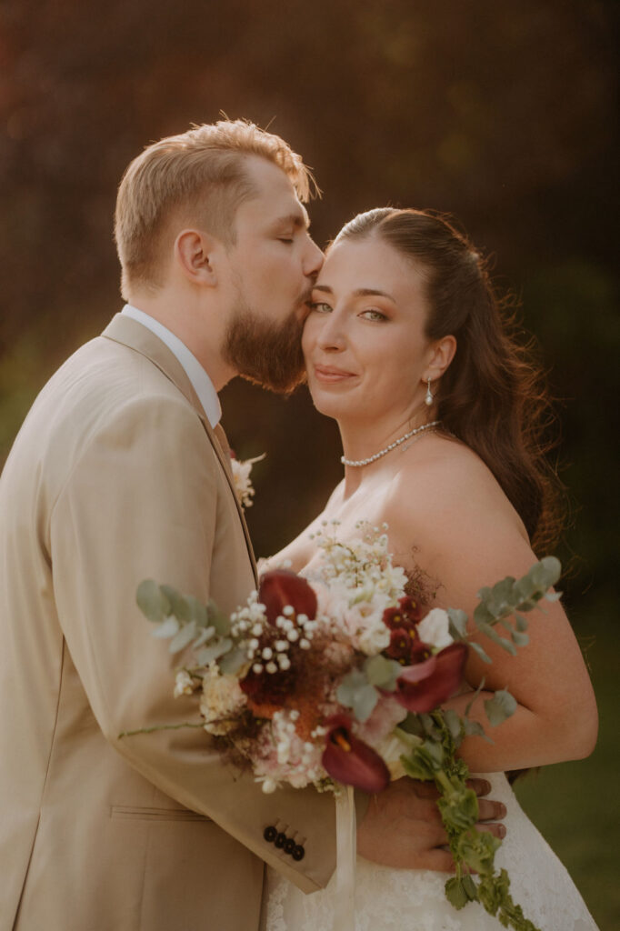 Brautpaar im warmen Abendlicht – Hochzeitsfotografie Aiola Graz