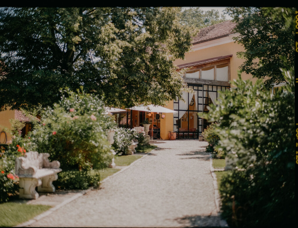 Analoge Aufnahme der Zufahrt und Terrasse von Schloss Ottersbach im Tageslicht