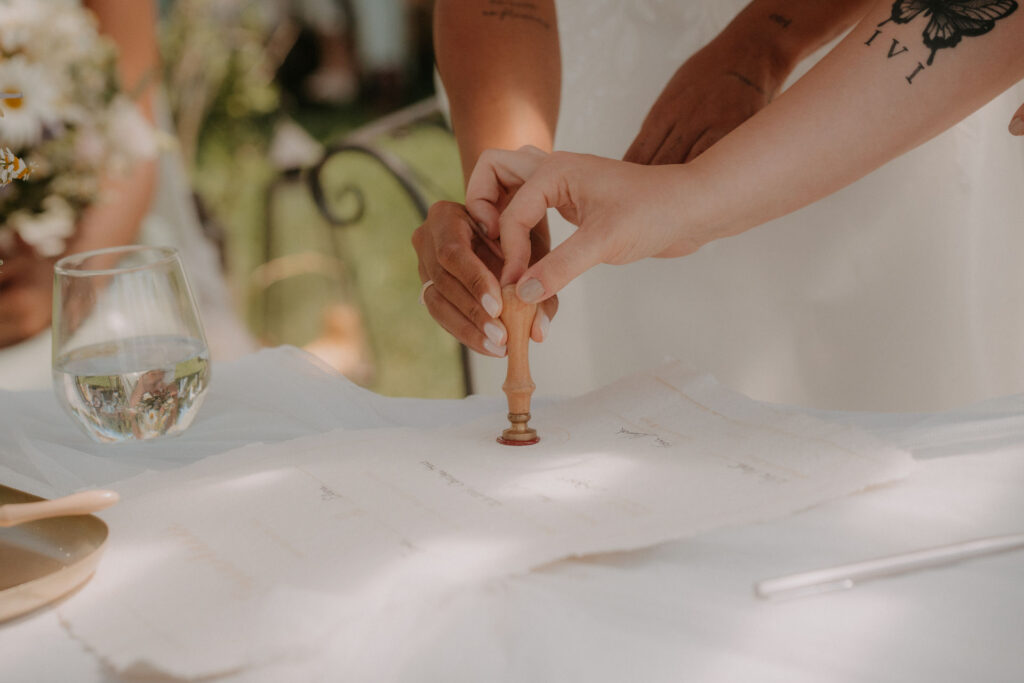 Detailaufnahme beim Siegeln der Heiratsurkunde mit Wachsstempel