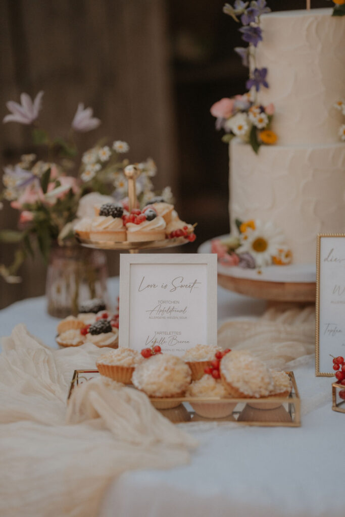 Detailaufnahme der Hochzeitstorte mit Menükarte am Dessertbuffet