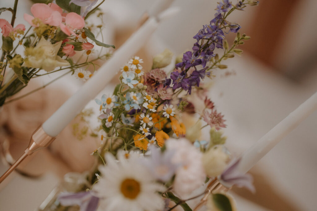 Detailaufnahme bunter Wildblumen als Tischdekoration