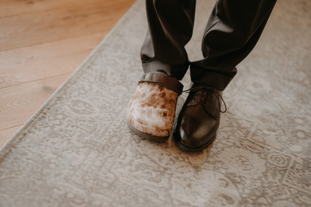 Ein Fuß im Hochzeitsschuh, einer noch im Hausschuh – lustiger Moment beim Getting Ready
