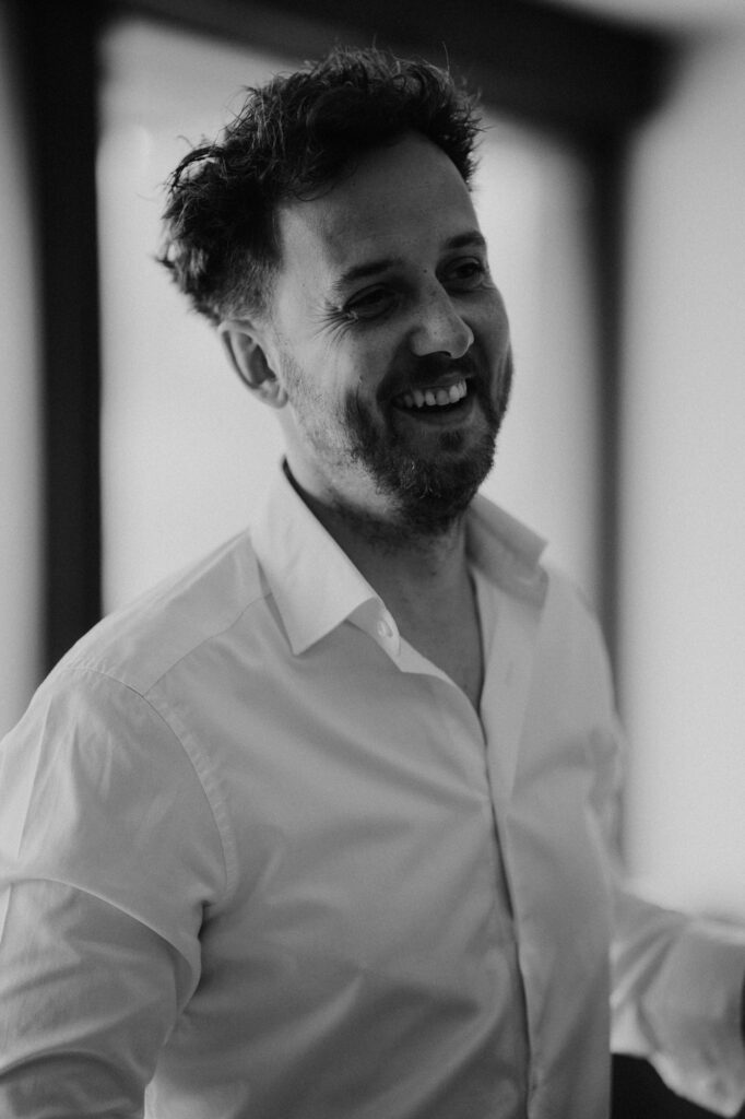 Tobias lacht beim Getting Ready, Schwarzweiß-Portrait