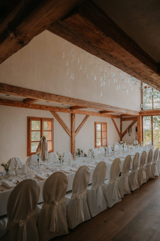 Festsaal mit Holzbalken am Hochzeitsweingut Kranachberg