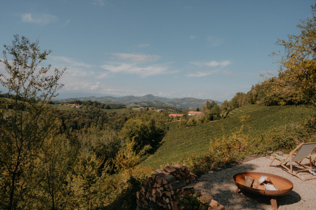 Ausblick vom Hochzeitsweingut Kranachberg über die Weinberge der Südsteiermark