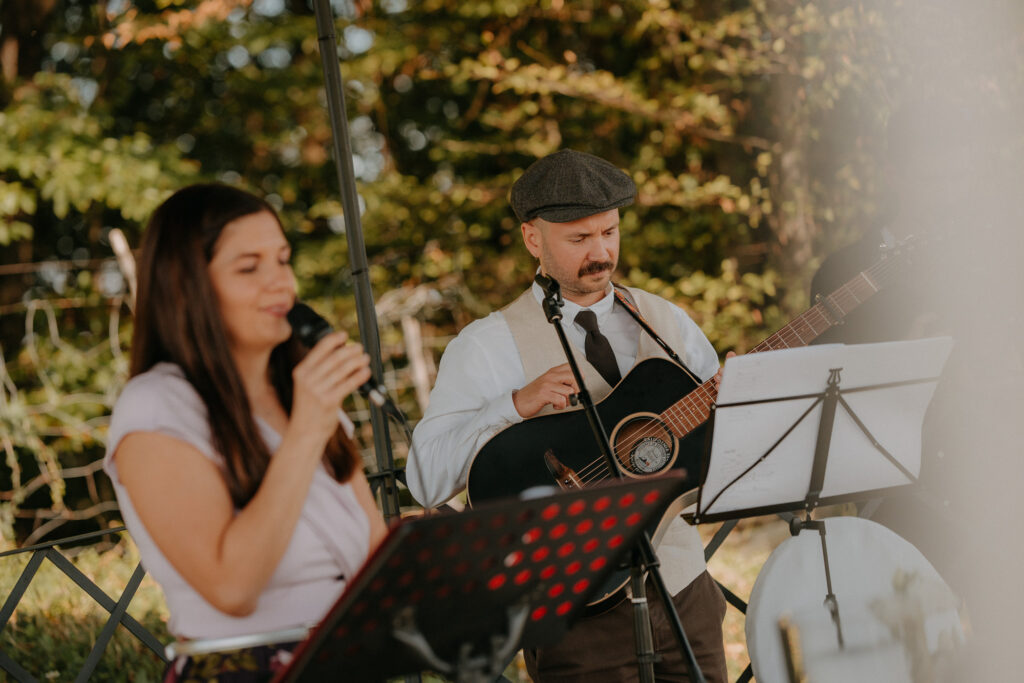 Sängerin und Gitarrist spielen live bei der Trauung