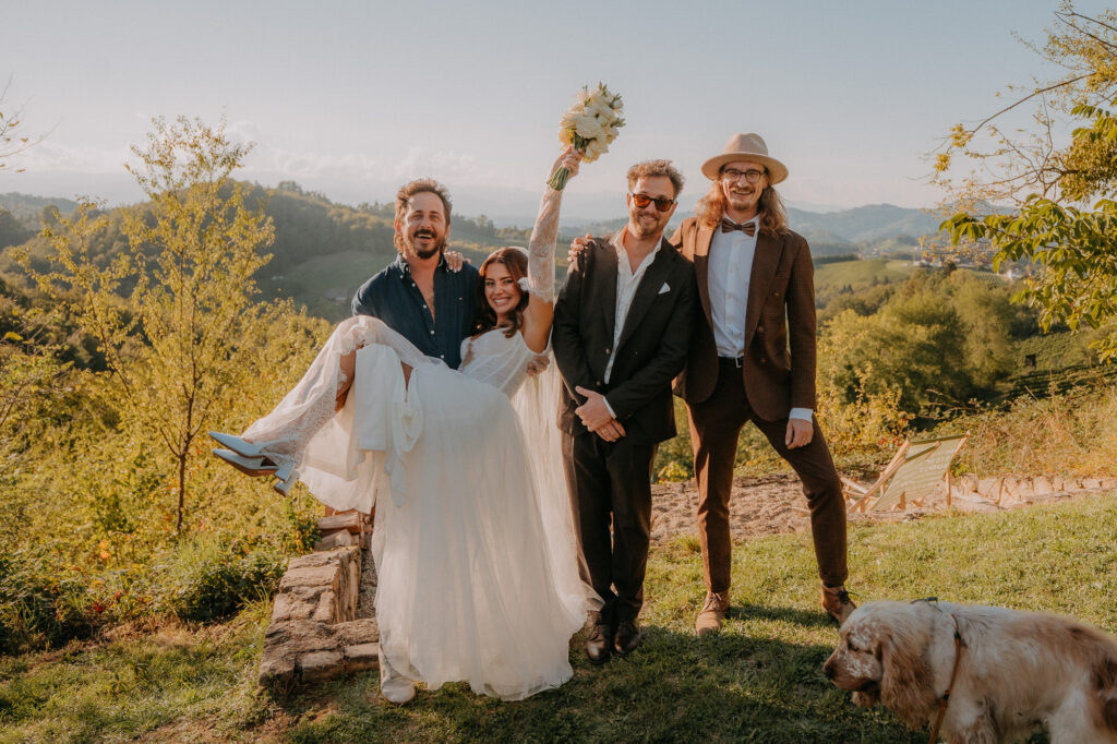 Lustiges Gruppenfoto mit Freunden vor den Weinbergen