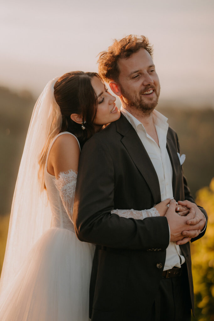 Brautpaar-Portrait im warmen Abendlicht