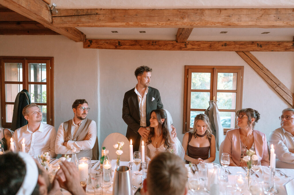 Hochzeitsrede im Festsaal, Gäste heben die Gläser