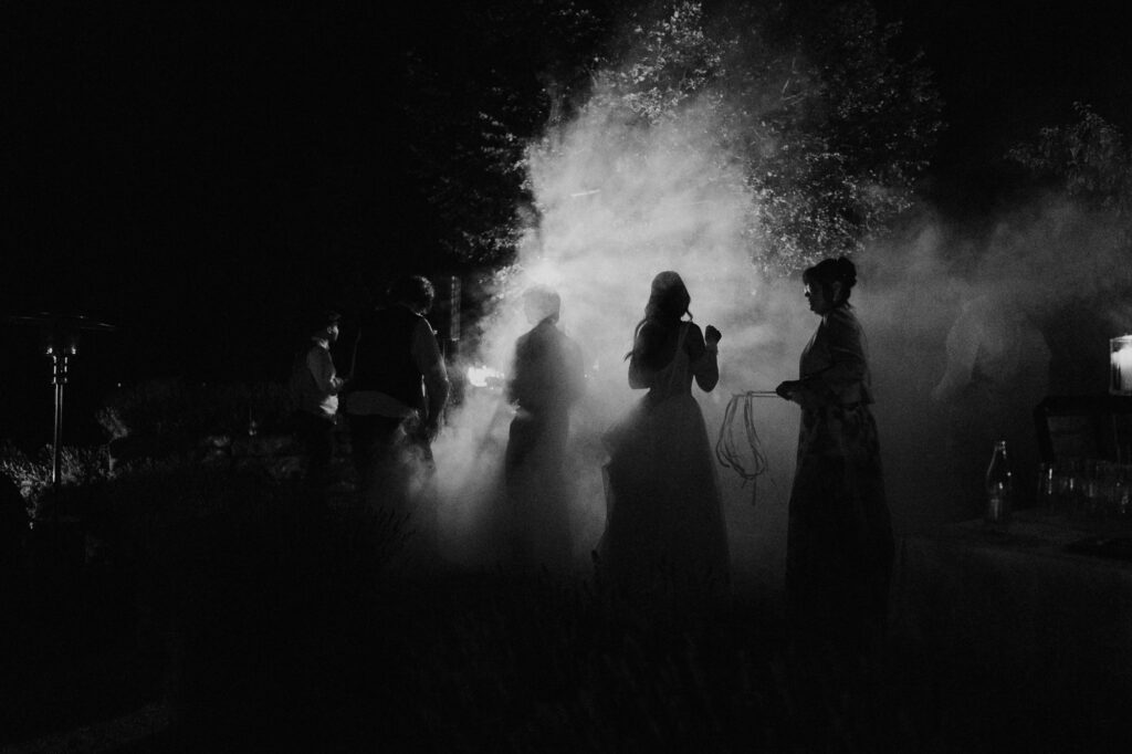 Silhouetten der Gäste im Nebel bei Nacht, Schwarzweiß